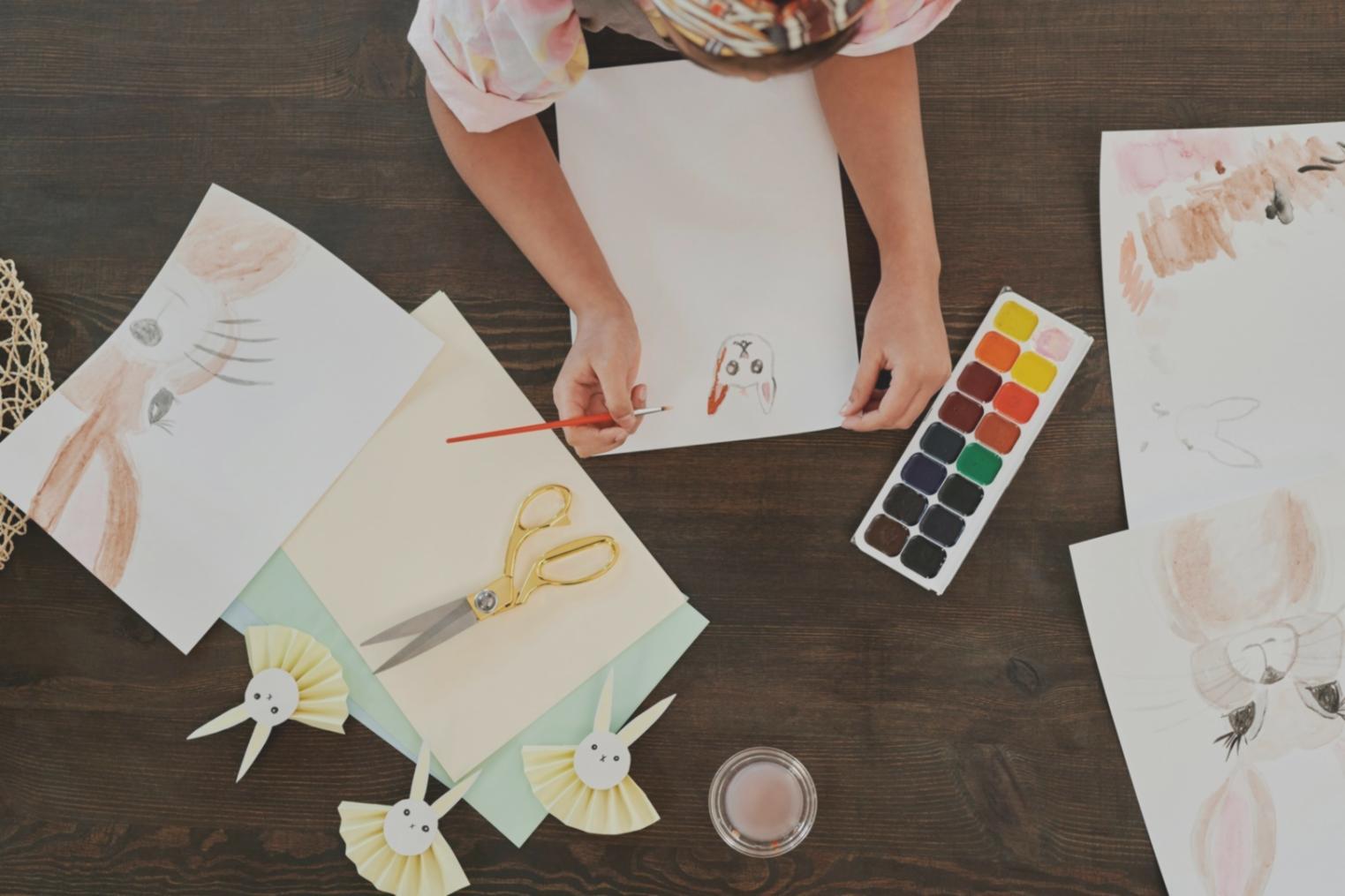 Atelier de dessin avec matériel créatif disposé sur une table
