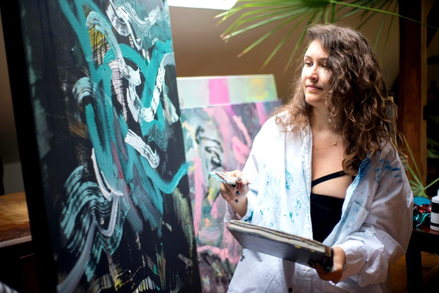Étudiant en train de dessiner lors d'un cours pratique